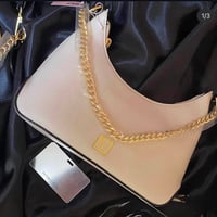حقيبه • فكتوريا سيكرت • اصليه • حجم وسط • اوف وايت • جنطة • حقائب نسائ...