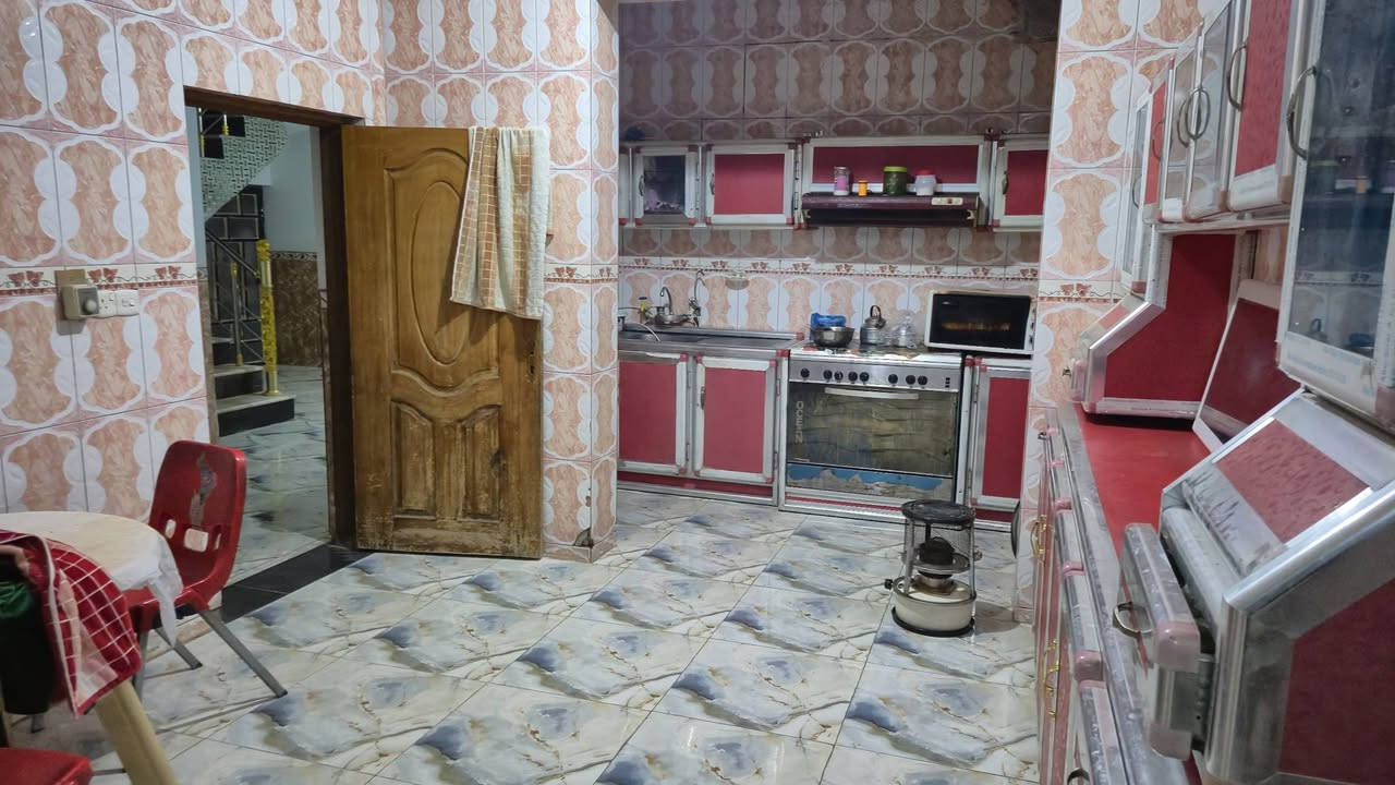 السلام عليكم من رخصه الادمن دار للبيع
استقبال مطبخ هول كبير غرفتين نوم صحيات خارجيه صحيات داخليه كراج سياره مساحه 200 متر العنوان حي الصحه قرب الكورنيش مجار سنتر ليمونه يبعد عن شارع الكورنيش 80 متر سعر 315 قابل للتفاوض استفسار اكثر اتصل على هذا الرقم *********** مكلف بالنشر
