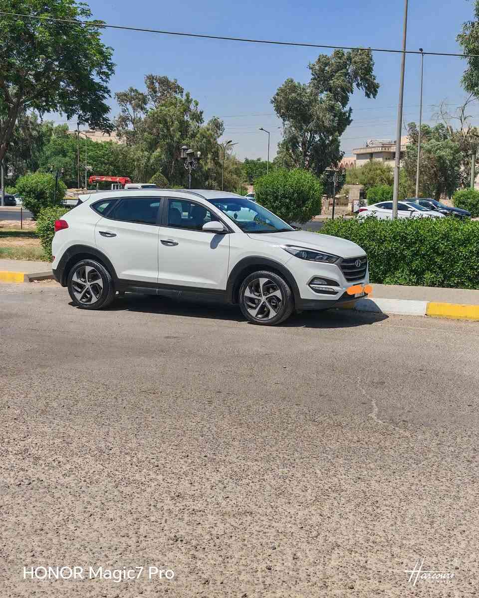 سلام عليكم 
توسان خليجي 2018 محرك 2000 
سياره بيها ضربات خفيفه معدله عل بارد 
بل جاملغ الايمن والجاملغ الايسر فقط
الباقي بلادي محرك كير مكفول 
تبريد ثلج 
تدفئه 
حساس خلفي 
كامره دواره 
حساس خلفي 
تخم تاير
صدر كامل 
تحكم ستيرن 
نضام ABS
مري شفط + كشنات جلد داخل بيجي 
السياره حلوه ماشيه 140 كيلو فقط رقم بغداد انكليزي تحويل ثاني يوم بأسمنه سنويه 2029 السعر 170 بيها مجال قليل اي استفسار عل رقم .
***********
