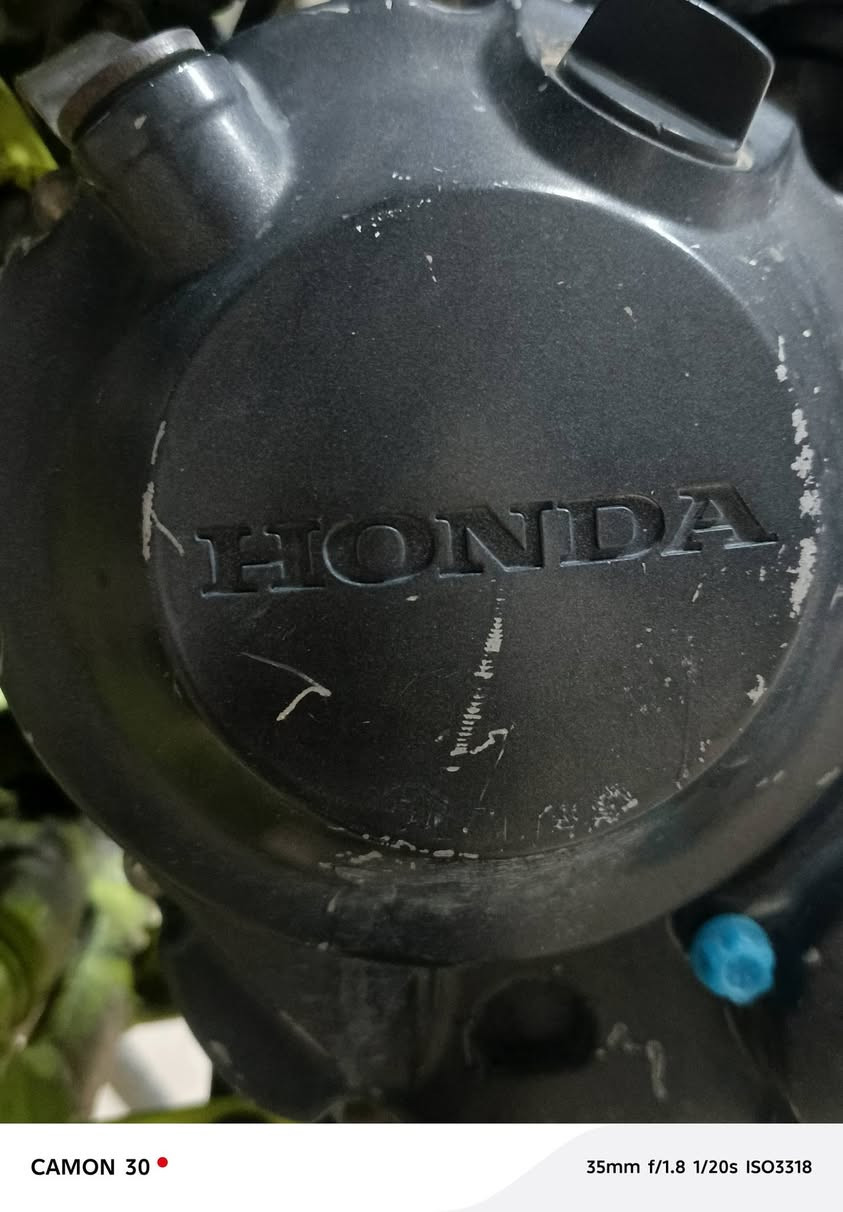 سلام عليكم قفاز CRF 250 ياباني للبيع نقصها بريك خلفي فقط سعره اخو البلاش ***********
