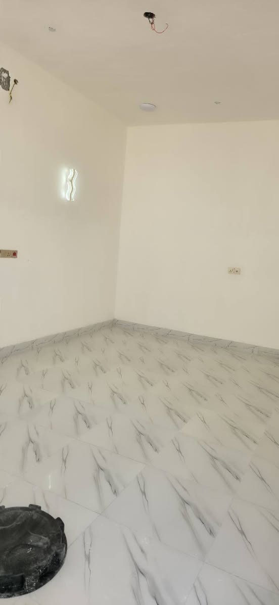 🏡 بيت للبيع – الجزيرة / باب الهوى – شارع 22
فرصة مميزة لامتلاك منزل جاهز للسكن في موقع هادئ ومخدوم.
📐 المساحة: 150 متر مربع.
مواصفات البيت:
✅ غرفتا نوم.
✅ ديوانية.
✅ هول وصالة واسعة.
✅ مطبخ.
✅ صحيات داخلية وخارجية.
✅ كراج للسيارة.
✅ بناء بلوك شغل درجة أولى.
✅ واجهة بديكور حديث.
✅ شبابيك تفصال ذات جودة عالية.
✅ البيت جاهز للسكن بالكامل.
📍 الخدمات:
- شارع بعرض 9 أمتار.
- ماء وكهرباء متوفران.
📄 الملكية:
- الأرض طابو صرف زراعي باسم عراقي.
- وكالة ومكاتبة مع نسخة من الطابو.
💰 السعر: 85 مليون دينار عراقي قابل للتفاوض.
📞 للاستفسار والمعاينة:
*********** البصرة, العراق
