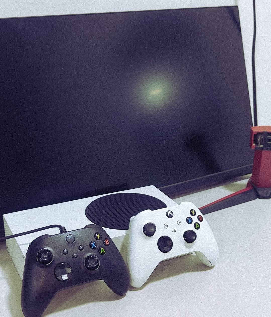 📣 للبيع: سيت أب ألعاب كامل (اكسبوكس Series S + شاشة Acer 144Hz)
السلام عليكم شباب، عندي سيت أب كامل للبيع، الأجهزة شغالة وبشرط الفحص. التفاصيل كاملة جوة:
🎮 أولاً: جهاز الـ Xbox Series S
 1. الموديل والإصدار: إصدار سنة 2023.
 2. المساحة التخزينية: 512 غيغابايت (512GB).
 3. الملحقات: كاملة وية كارتونها وكافة وايراتها الأصلية.
 4. اليدات (الكنترولر):اليدة الأصلية مالت الجهاز (بيها درفت ومحتاجة تصليح بسيط) + يدتين إضافية (تجارية / غير مدعومة رسمياً).
🖥️ ثانياً: شاشة الألعاب (Acer Gaming Monitor)
 1. القياس: 27 بوصة.
 2. نوع البنل:IPS (ألوان وزوايا رؤية ممتازة).
 3. الدقة: Full HD (1080p).
 4. السرعة والتردد: 144 فريم (144Hz) مع سرعة استجابة 1ms.
📍 المكان: بغداد / [الدورة]
السعر 600


**إذا كنت صاحب هذا الإعلان وتريد حذفه لأي سبب، رجاءا أرسل رسالة إلى الدعم الفني**