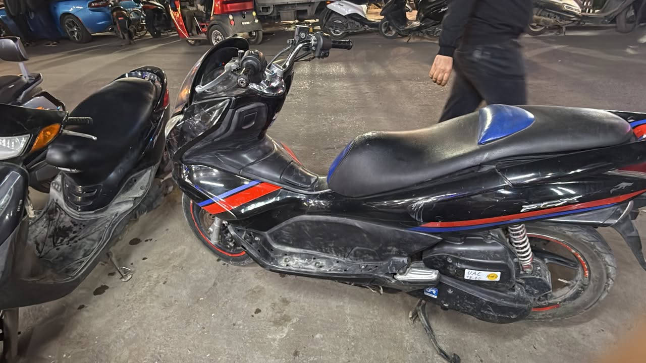 سلام عليكم pcx جيل اول 
محركها ١٢٥لون اسود كلشي شغال بيها سعرها ١٢٠٠
واتساب *********** اومراوس جيل ثاني
