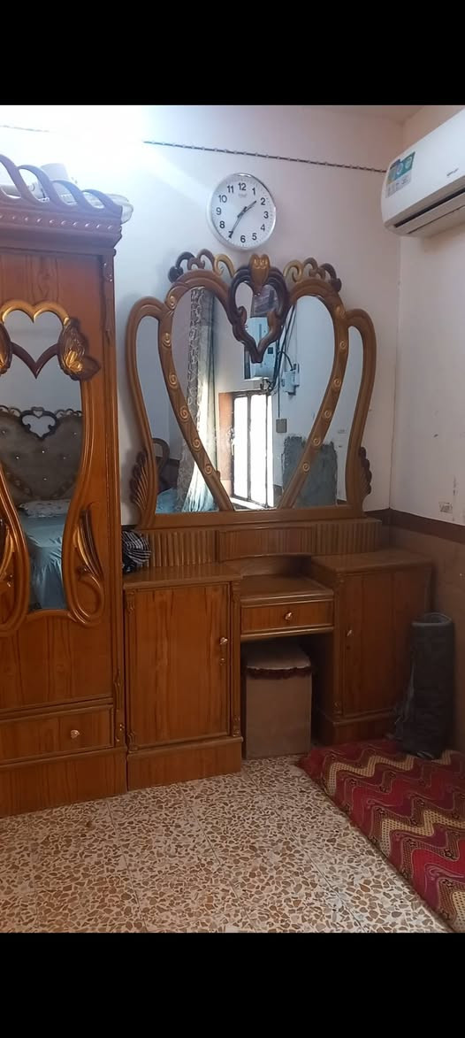 سلام عليكم غرفت اخشاب جديده تسكام درجه اوله نضافه 100% الغرفه ماواضحه كلش لان المكان زغير وماصير بي سعر ٨٠٠ وبيه مجال متوازي عله بيعته مكاني نجف مناذره *********** تصل او راسلني وبخدمتكم
