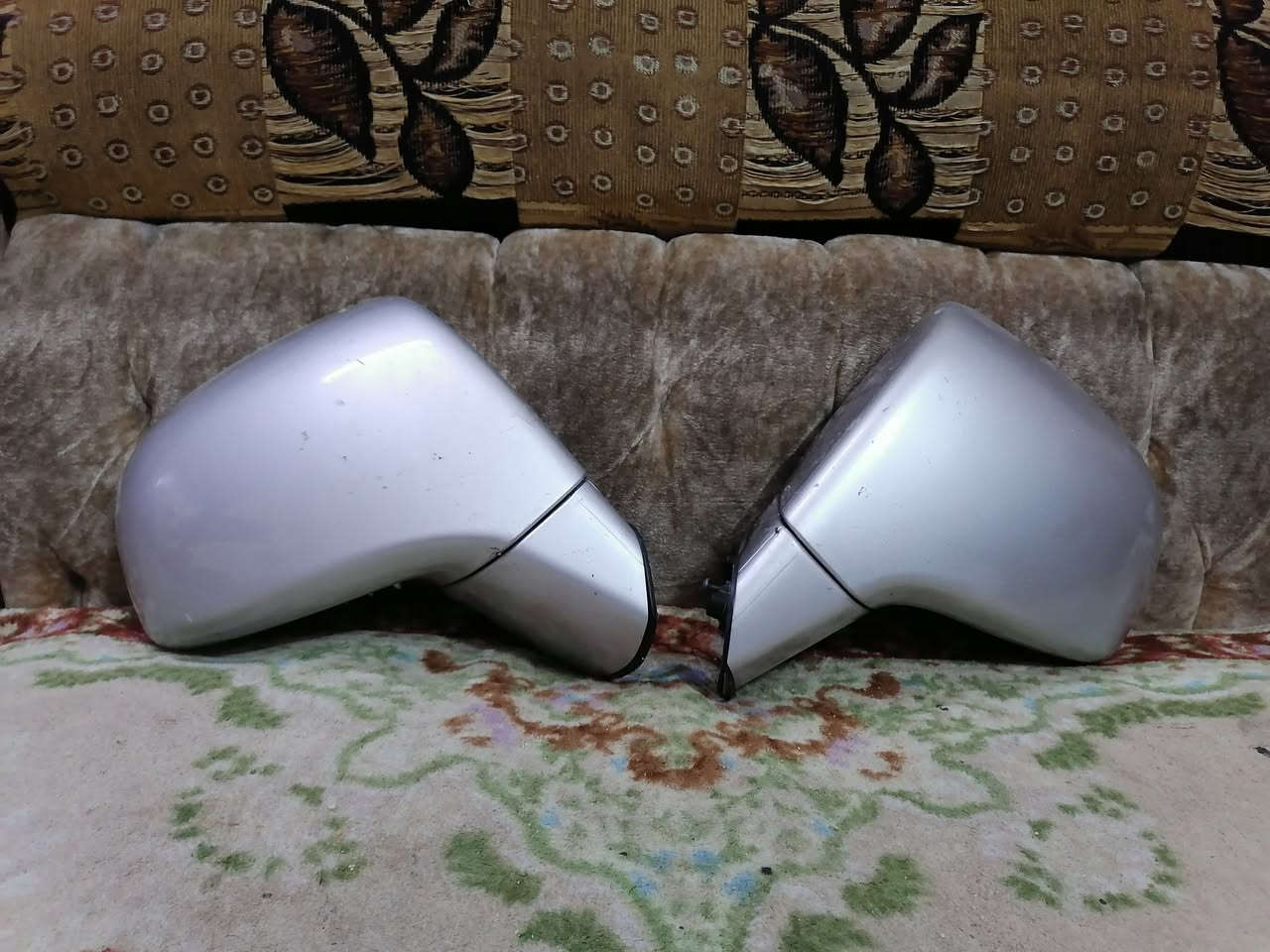 باقي عندي زوج مرايات وتك لايت جهه اليسار مال كارنز موديل ١٣ اصليات تفصيخ حاويه الي يريدهن يتواصل وات ساب *********** بسعر مناسب
