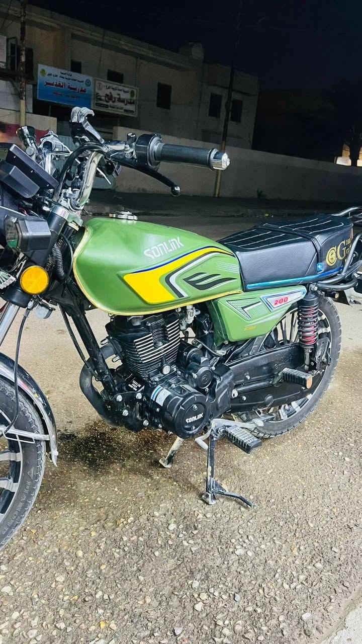 دراجة ايراني سونك مديل 25  بصمه وسويج خمسه كير( بدون رقم )
دراجة صار  شهر نازله زيرو 
كل نقص ما بيها 
عارضها ب 900 بيها مجال للشراي 
مكاني بغداد الغزاليه شارع ضغط 
واتساب فقط ***********
