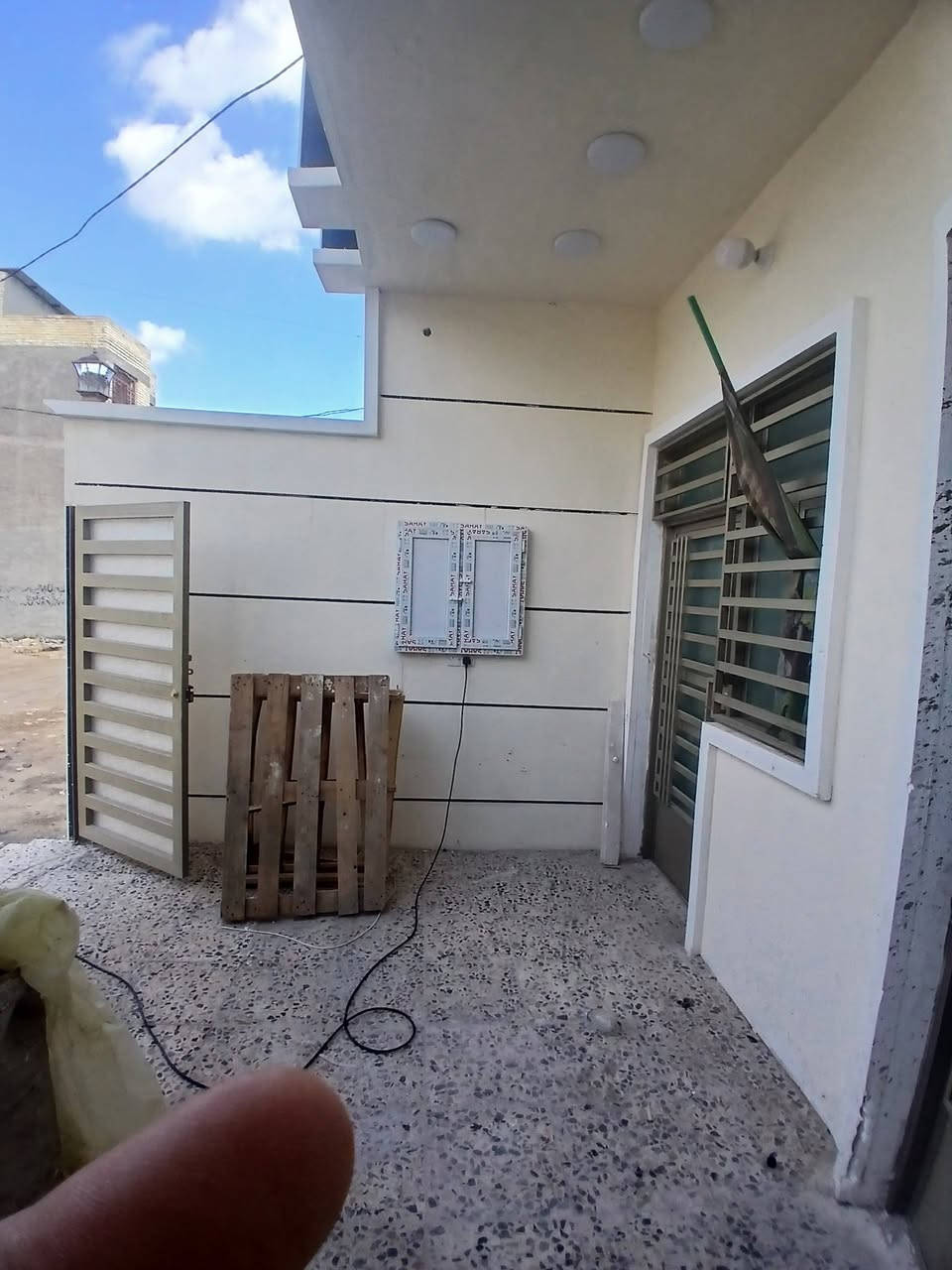 بيت طابقين بناء جديد فارغ ١٢٥ م٢ للبيع الزعفرانية الامانة شغل درجة اولى باشراف هندسي كماموضح بالصور الطابق الارضي غرفة نوم ومنور وحمام وصالة كبيرة واستقبال ومطبخ وطارمة وحمام خارجي والطابق العلوي غرفة نوم وحمام وصالة كبيرة وسطحين تسلسل العقار ١٠١٦ /٩ حي الامانة موبايل واتساب ***********
