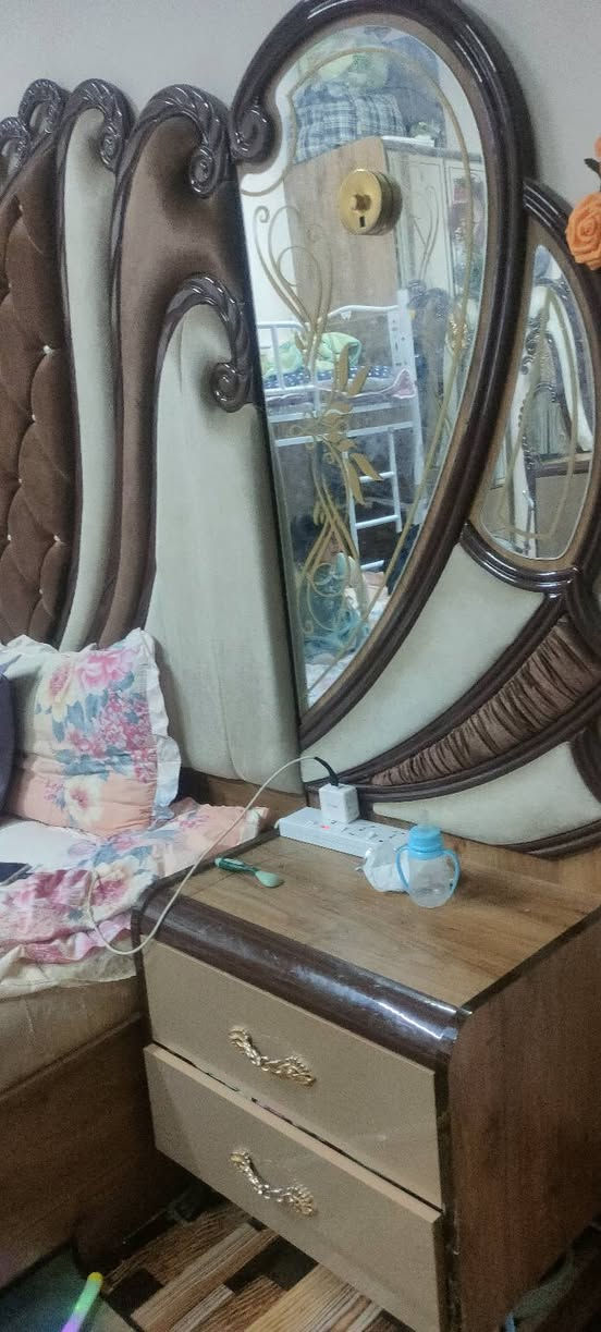 غرفة نوم تركيه مستخدمه نظافة 90%
تحتوي على 9 قطع
كنتور 4 بيبان 2 قفل و2 سلايد
جربايه تحتوي على ميزين وكرويته 
وميز طفل
ميز مرايه مع الطبله
زاويه مرايه ابو النشره
السعر  1.350.000 مع المندر
المكان البصرة.. الزبير
***********
