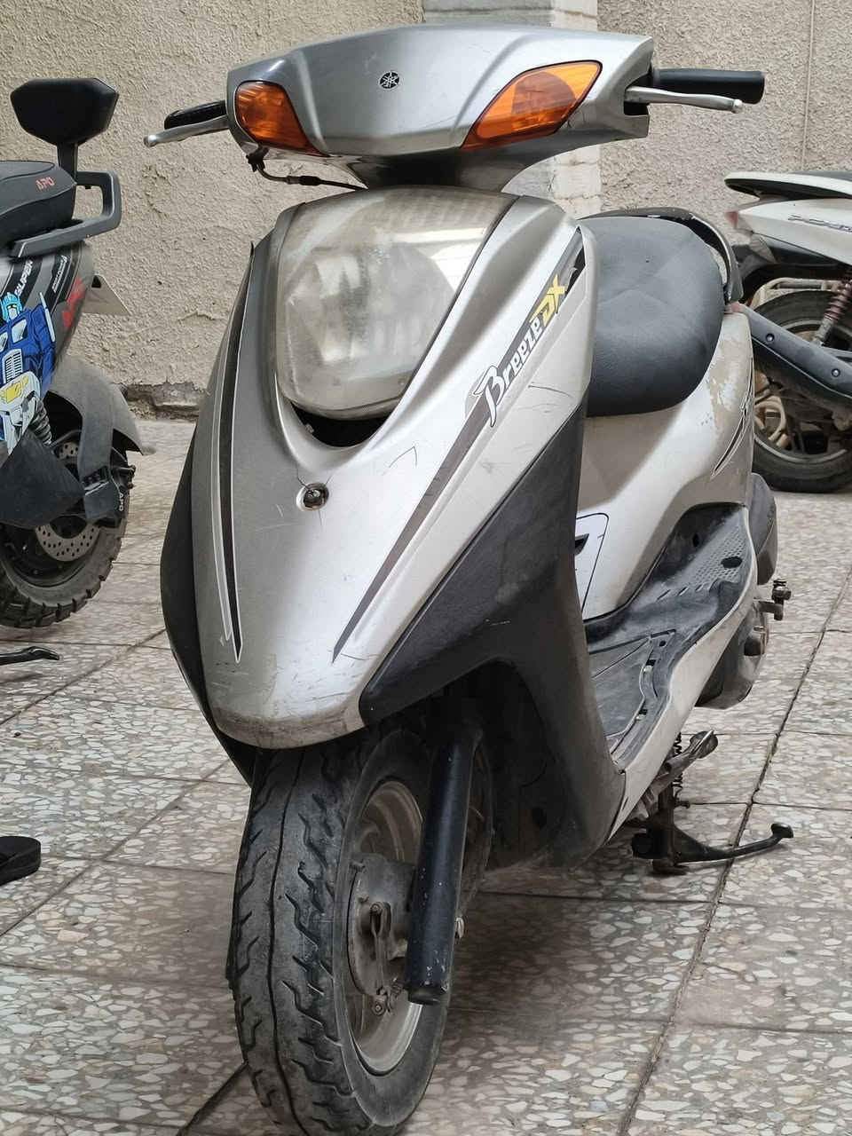 السلام عليكم 
دراجة بريز كابريتر للبيع ما بيها اي نقص الدراجة جديدة قبل فترة نزلتها من الرمبة ما بيها اي نقص كلها شغالة محرك ناعم برغي ممفتوح مكان بغداد الحرية 
السعر 550 
الرقم ***********
