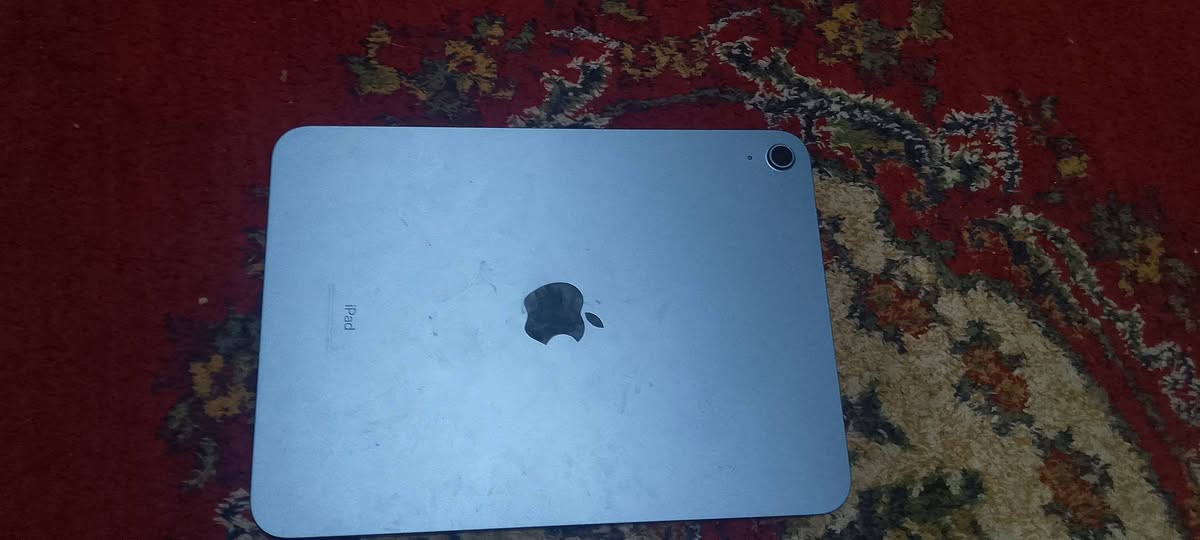 ايباد 10
ذاكره 64 نظيف كلش بطاريته ب تسعينات ما مبدل فقط تاش سعر 300 وبي مجال بسيط للتواصل 
***********

