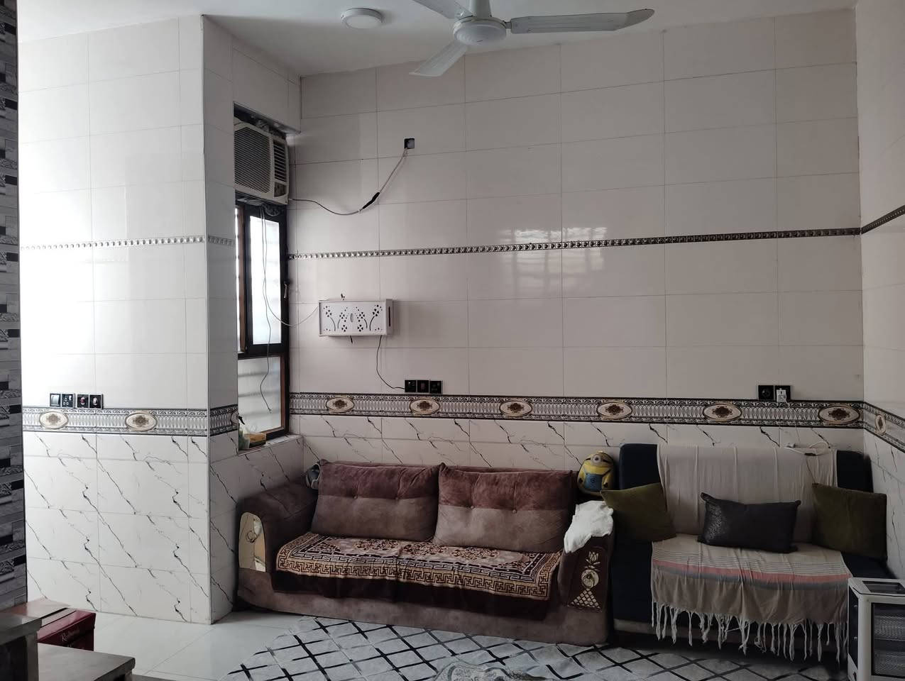 للبيع دار طابو زراعي سند 25 بسم صاحب الدار مساحه 120متر واجهه 7 محتوياته غرفه وصاله  ومطبخ وكليدور مجمع صحيات داخليه وخارجية ومناور عدد 2 طارمه واسعه نواقص فرشي استاره محجر العنوان زوير الغربي اكثر من طريق فرع مخبز علوش  قبل المشروع على يمين وطريق ثاني فرع ابو خستاوي فرع سيد علي قبل الملعب على يمين السعر 75 قابل للتفاوض 
مكتب الشمس للعقار 
***********وات ساب 

+9647855869494

