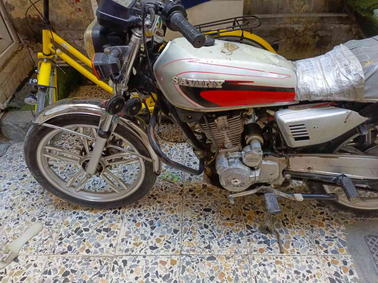 السلام عليكم الدراجه للبيع الدراجه شغاله مكان بغداد مدينه الصدر الدسيم أوراقه كامله السعر 300 وبيه مجال ***********
