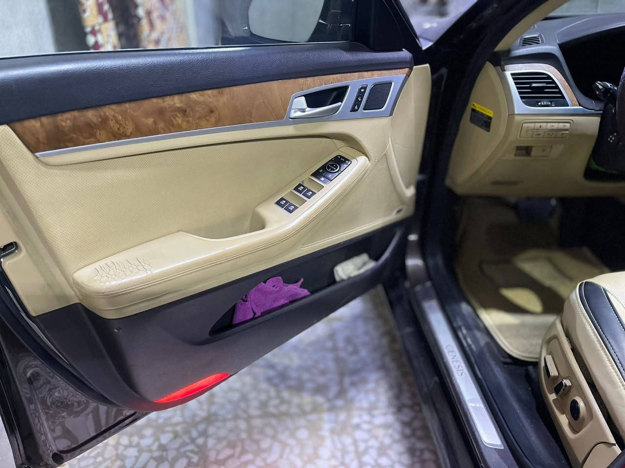 السلام عليكم للبيع والمراوس بعالي تاهو جكسار وغيره جنسزز 2015جي 80 فول فول اعلئ مواصفات لون بني السياره جديده حيل وارد امريكي داخله كلين صور من امريكا معه التقرير بالمنشور وبيه سونار  وهنا صار بيه قطعتين صبغ وبارد بدون دواخل بدون تبديل بنيد وباب الصدر صبغ  فقط عليه ادامه كامله من الدعاميه لدعاميه
السعر ١٦٥ ورقه وبيه مجال رقم اربيل بعده تحت الهزه امداور ثاني يوم راعيه بالنجف والسياره بالنجف*********** متواجد واتساب النجف, العراق
