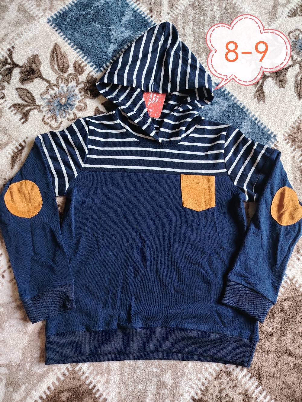 ببيع ملابس أطفال جديدة مناسبة للأعمار المختلفة: 

1. بلوزة زرقاء برسمة فراشة، مناسبة لعمر 5-6 سنوات.
2. بنطلون بمربعات ملونة، مناسب لعمر 3-4 سنوات.
3. بلوزة سوداء برسمة قطة، مناسبة لعمر 4-5 سنوات.
4. طقم وردي برسمة وجه قطة، مناسب لعمر 4-5 سنوات.
5. سويت شيرت رمادي بغطاء رأس، مناسب لعمر 7-8 سنوات.
6. جاكيت كاروهات أبيض وأسود، مناسب لعمر 7-9 سنوات.
7. هودي مخطط أزرق، مناسب لعمر 8-9 سنوات.
8. جاكيت كاروهات بني، مناسب لعمر 7-8 سنوات.
9. معطف أسود بتصميم أنيق.
10. فانيلة مطبوعة بدببة، مناسبة لعمر 9-12 شهر.