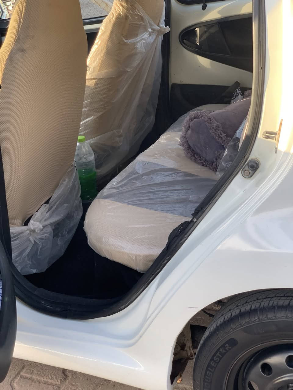 سلام عليكم بيوايدي للبيع 
موديل ٢٠١٢ سياره حلوه وجاهزه نقصها غاز  تبريد 
حلوه ونضيفه وتصل بيك خير ودلل***********
