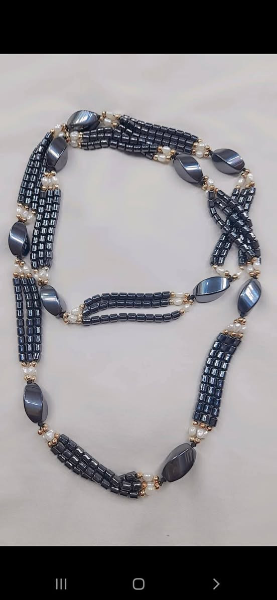 قلادة كولييه مصاغة من الحجر الصيني النادر ومرصعة بفواصل من اللؤلؤ الطبيعي مع فواصل تغليف ذهب 18 ، وزن القلادة بالكامل 130 غم  ... 

         ***********    واتساب  &  فايبر
