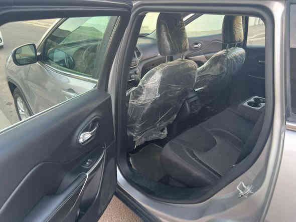 السلام عليكم جيب موديل ١٩ حادثها فقط بنيد مصلح نفسه صوره الحادث بل منشور
سياره جديده ماشيه ٧٠ الف
السعر   ١٤٨    وبيها مجال حك الجيه 
*********** مكاني بغداد مجمع البدور
