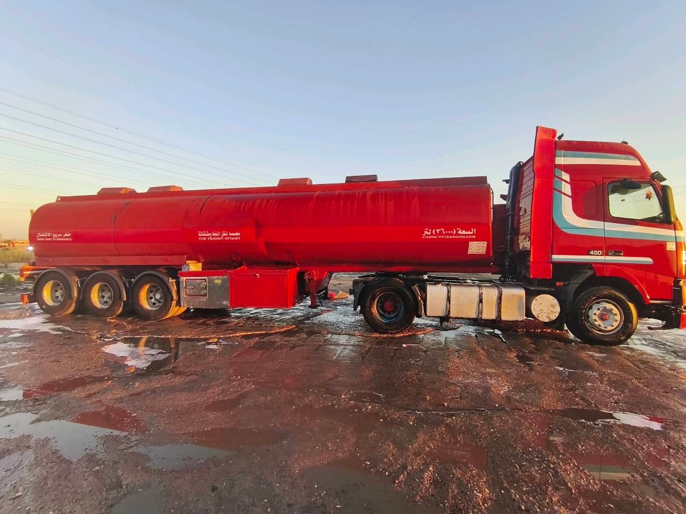 للبيع صهريج نفط مع مركبة فولفو موديل FH12، يضم سعة 36,000 لتر. الصهريج في حالة جيدة مناسبة لنقل المواد السريعة الاشتعال. المركبة متينة وجاهزة للتشغيل الفوري.