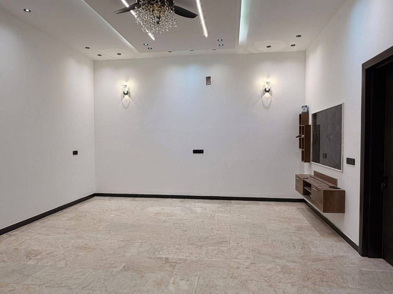 🏡 دار حــديــث لــلــبــيــع
━━━━━━━━━━━━━━━━━━━━
📐 الــمــســاحــة: 200 متر
📜 طــابــو صــرف
🏗 بــنــاء حــديــث (2026)
━━━━━━━━━━━━━━━━━━━━
📍 الــمــوقــع: بابل – حي الجزائر
مقابل المحكمة الاتحادية
━━━━━━━━━━━━━━━━━━━━
🏠 تــفــاصــيــل الــدار (طــابــقــيــن):
🔹 الطـــابـــق الأول:
• غــرف نــوم عـــدد (2)
• اســتــقــبــال
• هــول
• مــطــبــخ
• مــجــمــوعــة صــحــيــة (داخــلــيــة + خــارجــيــة)
• مــنــور
• حــديــقــة داخليــــة + خارجيـــة 
• كــراج

🔹 الطـــابـــق الـــثـــانـــي:
• غــرف نــوم عـــدد (2)/غــرفــة ســويــت
• مــجــمــوعــة صــحــيــة
• هـــــول
━━━━━━━━━━━━━━━━━━━━
🛣 عــرض الــشــارع: 20 متر
━━━━━━━━━━━━━━━━━━━━
💰 الــســعــر: 460 مليون
✨ قابــــــل للتفــــــاوض 
━━━━━━━━━━━━━━━━━━━━━
📞 لــلــاســتــفــســار والــاتــصــال
🏢 مــكــتــب عــقــارات أَبــراج بــابــل:
• ***********
• ***********
• ***********
🏢 مــوقـــع الــمــكــتــب:
📍 بــابــل – حــي الــجــزائــر – مــقــابــل الــجــســر الــدولــي
━━━━━━━━━━━━━━━━━━━━━━
