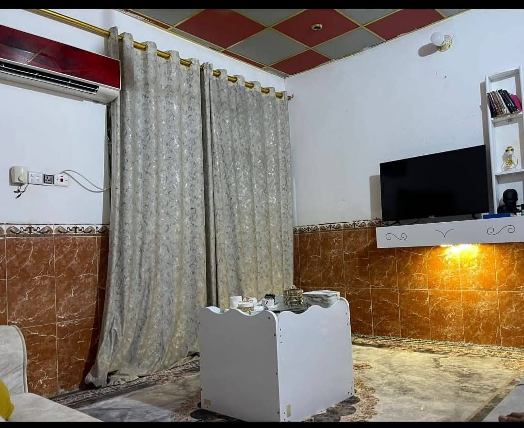 ٧٠م بناء طابوك  طابق واحد كونكريت مسلح غرفه نوم صاله مطبخ واستقبال وطارمه وصحيات ومنور .موقعه .بدايه المنطقه يبعد ١٥٠م عن شارع تجاري وخط باب الحسين كوسترات طابو زراعي سند ٢٥ إقرار محكمه من المالك مباشرة حي الأمين شارع خلف مجمع همسه مباشر ..شارع عرض ٤متر يطلع عل شارعين ..بدايه منطقه حي الأمين ١ خدمات مجاري متوفره سعر ٦٣ مليون تفاوض مع صاحب البيت مباشر للاستفسار مكتب الأوس للعقار ابو سجاد*********** ابو وائل ***********
