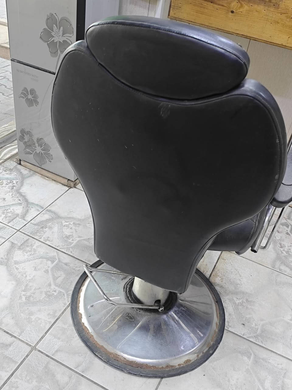 ميز صاج تزكام حلاقه للبيع وكرسي مال حلاقه هم لبيع والشراي بي خير ودلل العنوان دوانيه التحدي ***********
