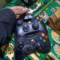 اكس بوكس 360 جويستكات ثنين كامل ملحقات  سعر 150  وبي مجال 07755373925