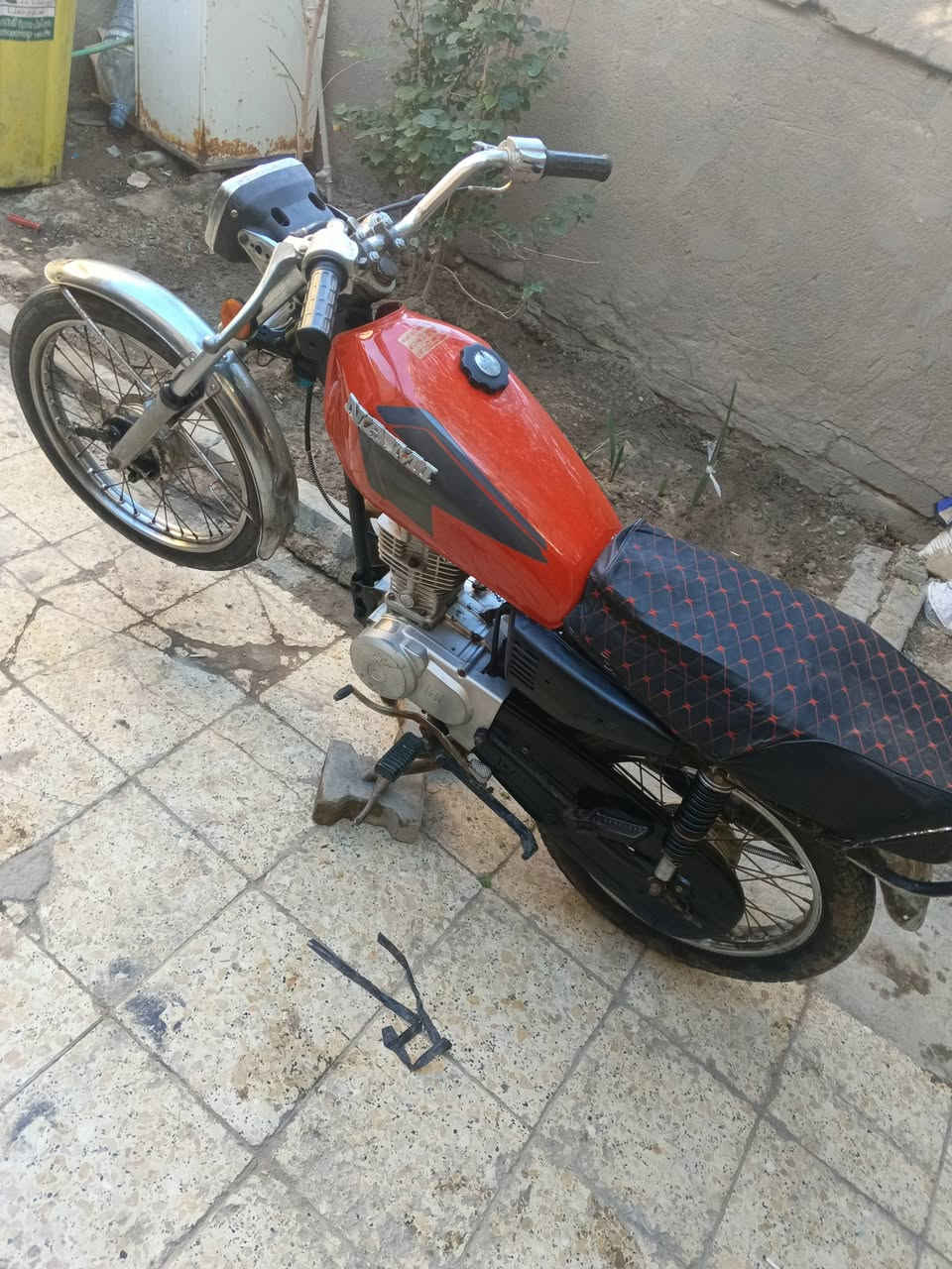 سلام عليكم . دراجه ايراني ادوات ضايعه اوراقهه مكفوله من السرقه . دراجه مكينتهه خرسه دبلات شغاله شلعه ومعدل مكفوله من التبخير والنضوح  بكلايت الوره موجود اشاير موجودات كهربائيات شغاله بس انه ما رابطهن . سعرهه 325 وبيهه مجال للشراي مكاني  بصره خمسه ميل  ***********

