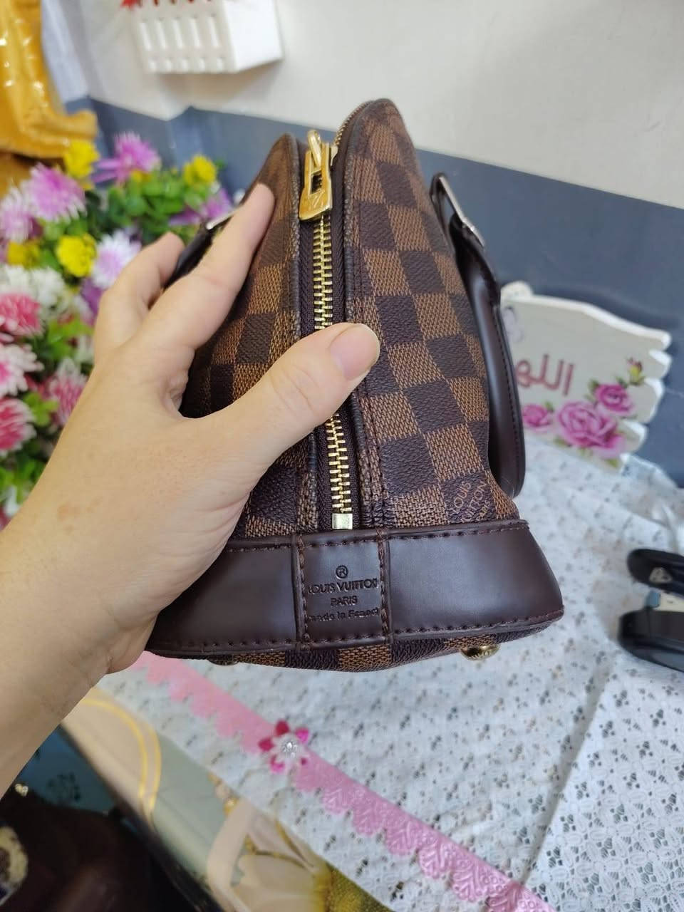 هذه حقيبة Louis Vuitton Alma BB بتصميم Damier Ebene الكلاسيكي، تتميز بنقشة الشطرنج البنية الشهيرة. 
فول اختام كوالتي عالي صناعه فرنسي السعر 35 هيه وجزدان


**إذا كنت صاحب هذا الإعلان وتريد حذفه لأي سبب، رجاءا أرسل رسالة إلى الدعم الفني**