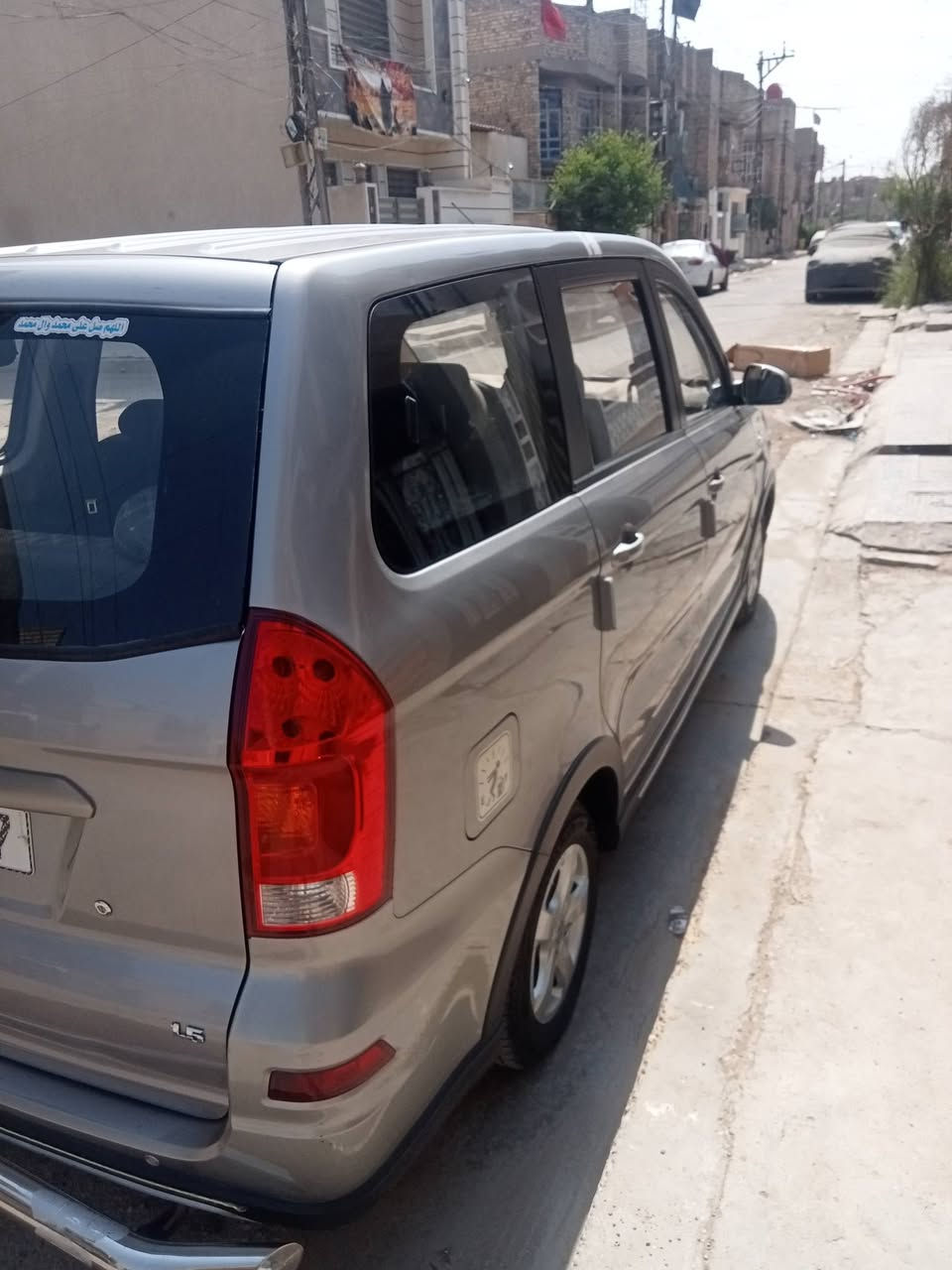 دونغ فنغ كلوري موديل ٢٠٢٠ بسمي سيارة بلاد بيه بارد بالصندوك بسمي ٧ راكب كير عادي محرك ١٥٠٠ متسوبيشي بلاد دبل في في تي تبريد قطعتين ماشية ٦١ الف اكسل خلفي السعر ٨٠$ وبيه مجال حي اور ***********
