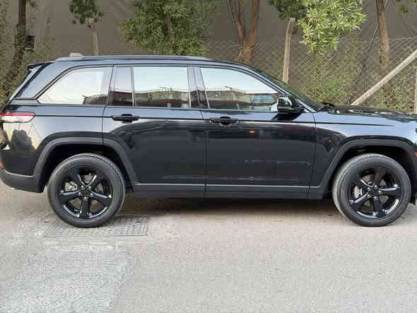 السلام عليكم
جيب گراند شيروكي 2023 altitude 
وارد امريكي حادثها قبق جنطة فقط ومبدل بلادي
السيارة جديدة جداً ماشية ١٧ الف فقط 
خمسة راكب 
مواصفاتها 
فتحة سقف حساسات خلفية رادارات
تشغل عن بعد بصمة تشغيل وبصمة ابواب
رقم بغداد بأسمي
السعر 40000
للأستفسار ***********
