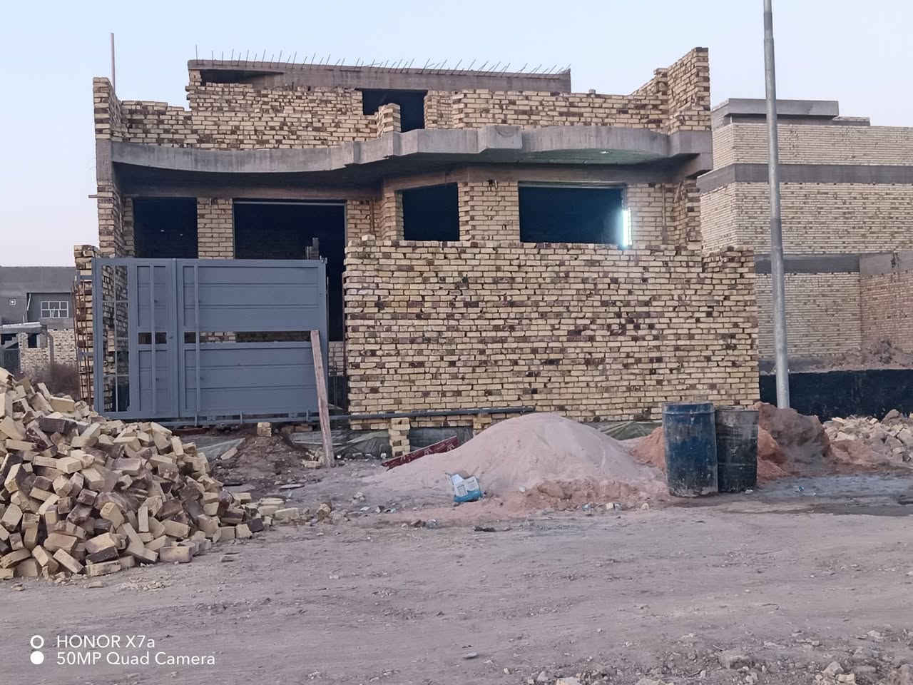سلام عليكم هيكل البيع المساحه 200 متر بسمي طابو صرف شغل درجه لولاء رقم القطعه 11149سعر خاص او تصال على رقم ***********
