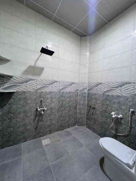 بيت طابو زراعي سهم مساحت البيت 200متر البيت يحتوي على قرفتين اكبار وصاله ومطبخ  وحمامات خارجيه وداخليه ودوانيه وكراج ابيت جديد استوه كمل محدساكن بي بيت جديد مكان البيت طريق العوجه 500متر عن سايدين مال العوجه سعر البيت 105وقابل لتفاوض للستفسار اتصل على رقم ***********
