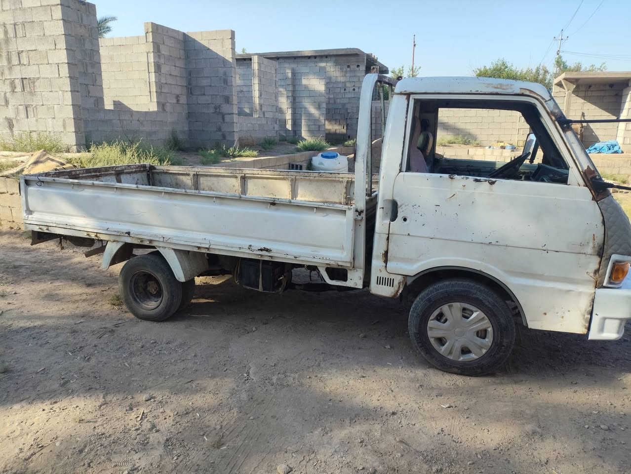 عندي سياره بنكو موديل 95ادوات شغاله اتكفل سرقه وعشائر و السياره شغاله كير اكسل شاصي مكينه ،رايده 19وبيه مجال بسيط حك الجيه،***********,
