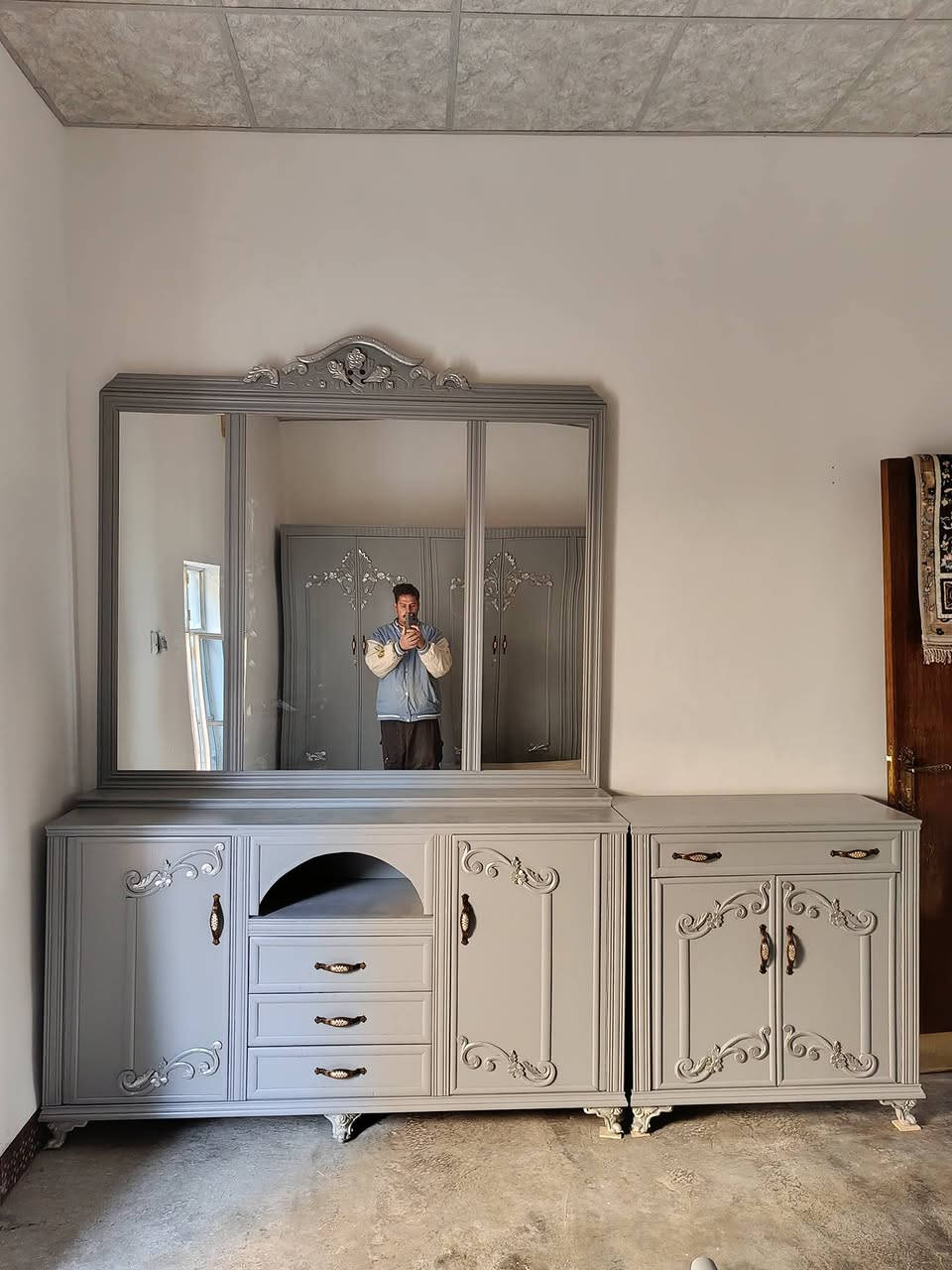 السلام عليكم تم تجهيز غرفه صاج لون رصاصي من معمل ونجارة صالح 
للاستفسار علا الخاص او الاتصال علا الارقام ***********
***********
