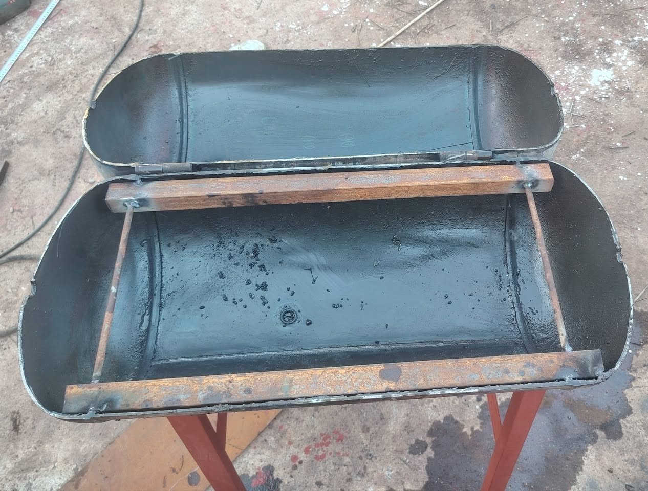 سلام عليكم يوجد منقلة شوي للبيع ونشتغل مناقل و كراسي و جميع أعمال الحداده للتواصل على الرقم *********** فقط واتساب و يوجد توصيل
