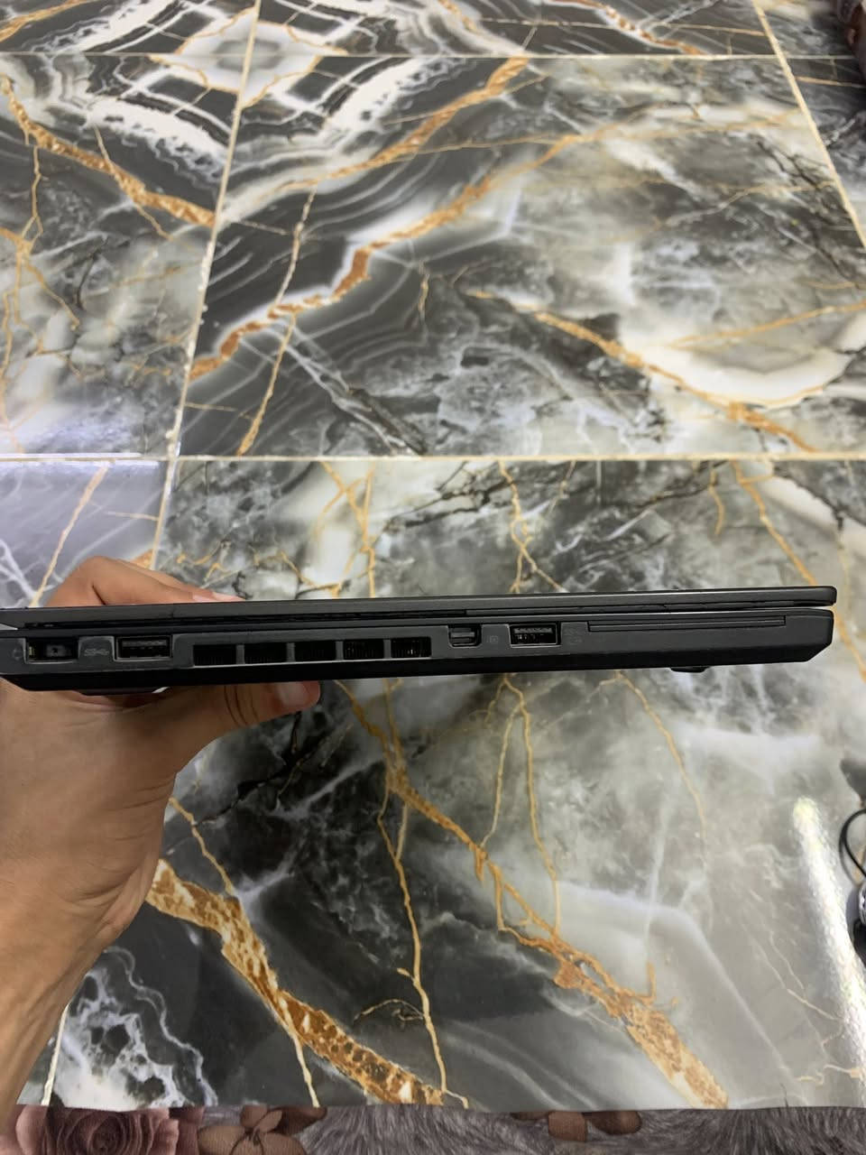 💻 لابتوب Lenovo ThinkPad T450s للبيع 

💻جهاز نظيف جداً من الفئة النحيفة والخفيفة(Ultrabook)،
 متميز بالمتانة والأداء الممتاز للدراسة والعمل المكتبي والتصفح والبرمجة 
⚙️ المواصفات بالتفصيل:
المعالج: Intel Core i7-5600U (الجيل الخامس) بسرعة 2.60GHz.
الرام: 4 جيجابايت DDR3
.الهارد: SSD بحجم 240 جيجابايت (سريع جداً في الإقلاع والفتح).
الشاشة: 14 بوصة مريحة للعين.كرت الشاشة: Intel HD Graphics 5500.
✨ ملحقات: الشاحن الأصلي + الماوس hp

السعر 180 وبي مجال قليل للشراي


**إذا كنت صاحب هذا الإعلان وتريد حذفه لأي سبب، رجاءا أرسل رسالة إلى الدعم الفني**