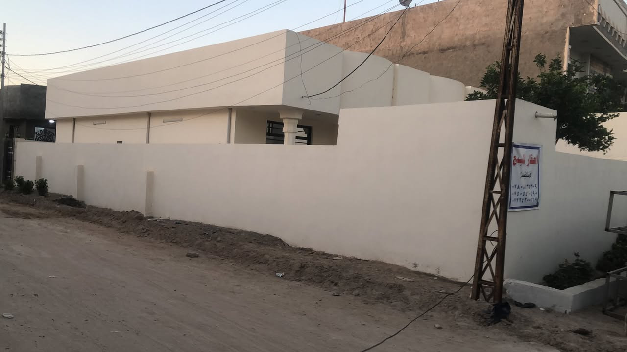بيت للبيع حي جبيل قرب مزرعه الشايع وجامع العابد المساحة 294 متر يتكون من 2 غرف نوم وصاله ومطبخ واستقبال وصحيات داخليه وخارجيه وطرمه كبيره وحديقه البيت جاهز للسكن  طابو رراعي سند 25 السعر 105 مليون وبي مجال للاستفسار الاتصال على الارقام التاليه *********** او ***********
