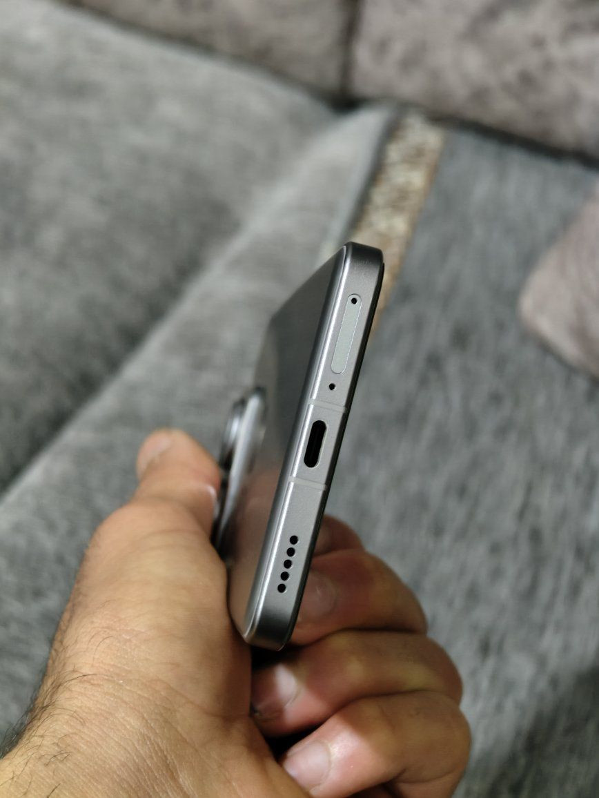 📱 شاومي 14T برو (Xiaomi 14T Pro) - للبيع
​الذاكره 512
: (  مستخدم نظيف جداً كأنه جديد)
​🚀 المواصفات التقنية:
​المعالج: Dimensity 9300+ بمعمارية 4 نانومتر (أداء جبار في الألعاب والمهام الثقيلة).
​الشاشة: AMOLED بحجم 6.67 بوصة، تدعم 144Hz وسطوع خيالي يصل لـ 4000 شمعة.
​الكاميرات: نظام كاميرات Leica الاحترافي:
​أساسية 50 ميجابكسل بمستشعر كبير (Light Fusion 900).
​كاميرا تقريب (Telephoto) وكاميرا زاوية واسعة.
​البطارية والشحن: 5000 مللي أمبير، تدعم الشحن الخارق 120W (يشحن بالكامل في أقل من 20 دقيقة).
​المقاومة: مقاوم للماء والغبار بمعيار IP68.
​النظام: يعمل بنظام شاومي الجديد HyperOS.
​📦 الملحقات (كما في الصورة):
​الكرتون الأصلي.
​رأس الشاحن الأصلي بقوة 120 واط.
مكاني موصل الحدباء 
السعر 600وبي مجال للطيبين 🤍


**إذا كنت صاحب هذا الإعلان وتريد حذفه لأي سبب، رجاءا أرسل رسالة إلى الدعم الفني**