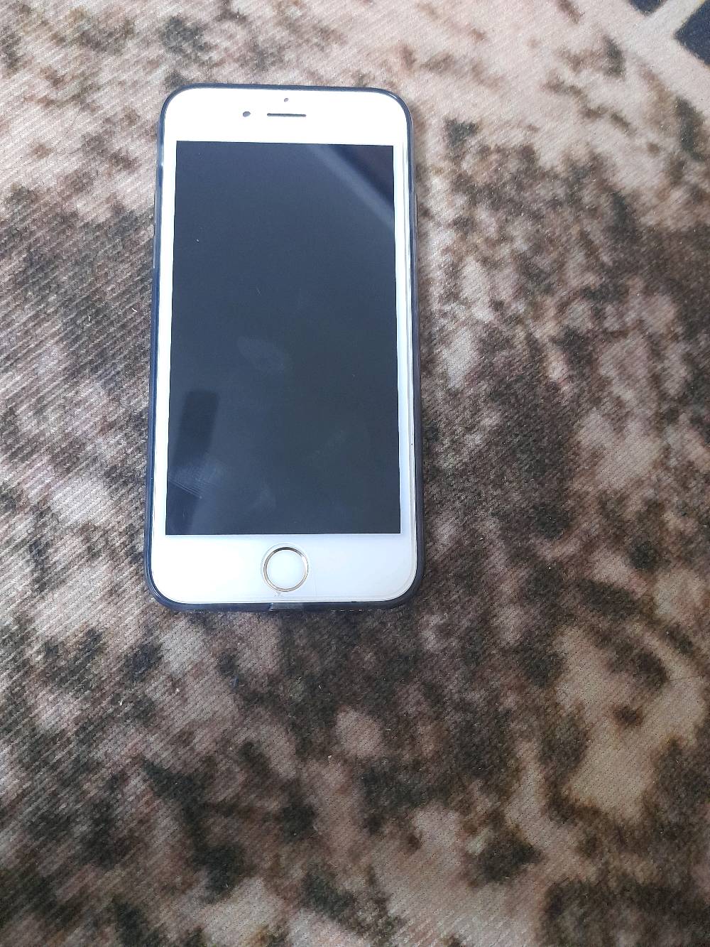 هاتف iPhone 6s بحالة جيدة، لون فضي، مع كفر حماية شفاف. تم الحفاظ عليه بعناية ويعمل بكفاءة عالية، الشاشة بدون خدوش والأداء ممتاز. البطارية ما زالت في حالة جيدة وتدعم الأداء الطبيعي للجهاز. مناسب لمن يبحث عن جهاز عملي وذو سعر مناسب.