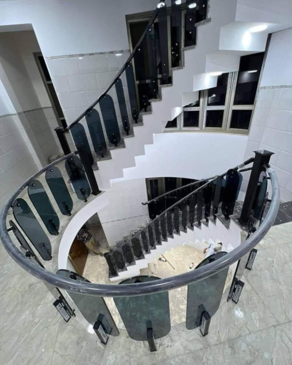 السلام عليكم مقاولات محدوده في تكريت ونواحيها  كرسته وعمل   تسليم مفتاح وعمل هندسي سعر المتر 300 الف كامل تسليم مفتاح بس هيكل سعر المتر 150 الف وتساب ***********
مواصفات البناء 
1تنظيف الموقع فرش طبقه سميكه من السبيس ورش وحدلها
2 صب البتلو مع التسليح في 8 شيش 16 م  في قياس 60 ارتفاع 
وعرض 60 

3بناء ابلوك مصمت 4صب السقف 20 سم ( 4 طابق ثاني مجووف.               5نوع الشيش ماس  )
6مجاري  نوع امل الشريف عراقي  
7تأسيس شبكة مياه نوع كيلدي او امل الشريف 
8تأسيس شبكة كهرباء واير اردني او سعودي 
9شبابيك بلاستك مع كتيبه حمايه حديد  10ابواب حديد ثقيل وتصميم عصري الخارج 
11السيراميك سوبر 
12الجص والبورك درجة اولى
13الابواب الداخليه تركي قاصه 
14ابواب الصحيات  pvc
15الدرج كرانيت   
16السطح شتايكر قياس 80×80 
17ارتفاع البناء 
الطابق الارضي 3 ونص متر 
الطابق العلوي   3 وربع 
18الواجهة لبخ تقطيع ونقش مع قرض وا فرمستون// هاتف ***********\\ ***********  مقاول تسليم مفتاح الدليم
