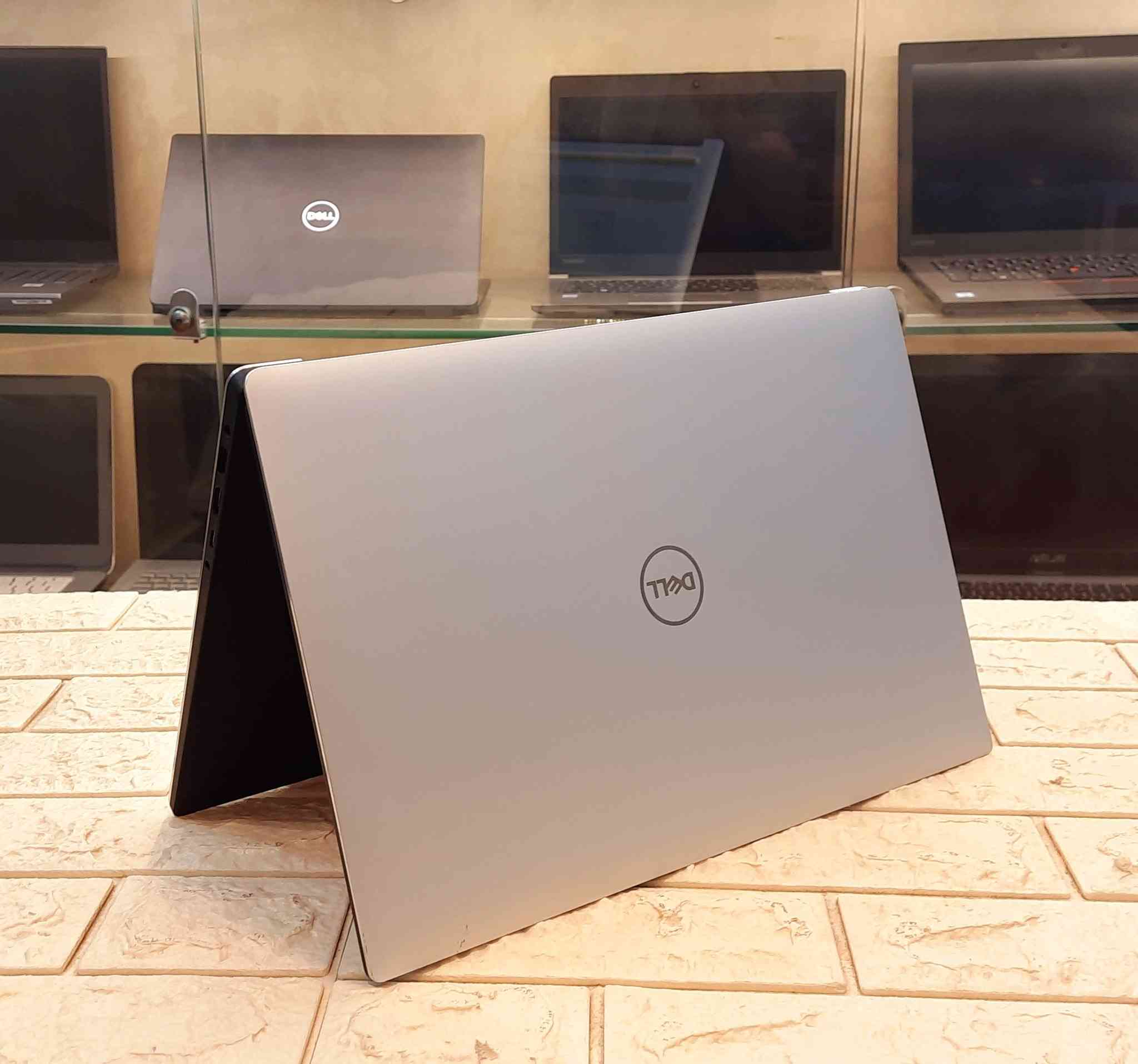 #الوحش لابتوب وورك ستيشن Dell Precision 5540

اللابتوب اخو الجديد، شرط الفحص، نسخة البرزشن معروفة بالتحمل و الاداء العالي، تهوية اللابتوب عالية جدا يعني مناسب للشعل المكثف و برامج التصميم و الهندسة و الألعاب.

المعالج : كور i7 من الجيل التاسع بأعلى و أقوى فئة ( H ) و فئة H تعني: High Performance أي (فئة الأداء القوي) وهذه الفئة خاصة للإلعاب وبرامج التصاميم والهندسة.

الرامات : 16 كيكا 

المساحة : 512 SSD 

#كارتين_شاشة:

الأول كارت داخلي: أحدث نوع (ألترا أتش دي - UHD) حجم 8 كيكا

الثاني كارت خارجي: NVIDIA Quadro T1000 حجم 4 كيكا أسرع فئة GDDR5 

حجم الشاشة 15.6 فول دقة Full HD

اللابتوب أيضاً قابل للتطوير بشكل مو طبيعي تكدر تطور كلشي بي، يعني إذا حبيت تطورة بالمستقبل، بدل ما تشتري مواصفات اقوى هو يقبل تطوير.

الدل البرزشن غنية عن تعريف جهاز كلش قوي .. تكدر تبحث عنه و تشوفة بالمراجعات و قوته بالبرامج و الألعاب.

#برامج_منصبة_باللابتوب:

- مجموعة الاوفيس كاملة

- مجموعة الادوبي 

- برامج مشاهدة افلام ومباريات كرة القدم (شبكتي و سينمانا) 

- مواقع تواصل اجتماعي 

- كيم لوب

- ستيم 

- اوتوكاد 2021 (مفعل مدى الحياة)

#السعر 650 ألف مع #سيت_ملحقات (حقيبة + ماوس + ماوس باد + هدفون + ستاند تلفون + الشاحن)

بغداد حي العدل (توصيل #مجاني بكل العراق)

للتواصل واتساب ***********
