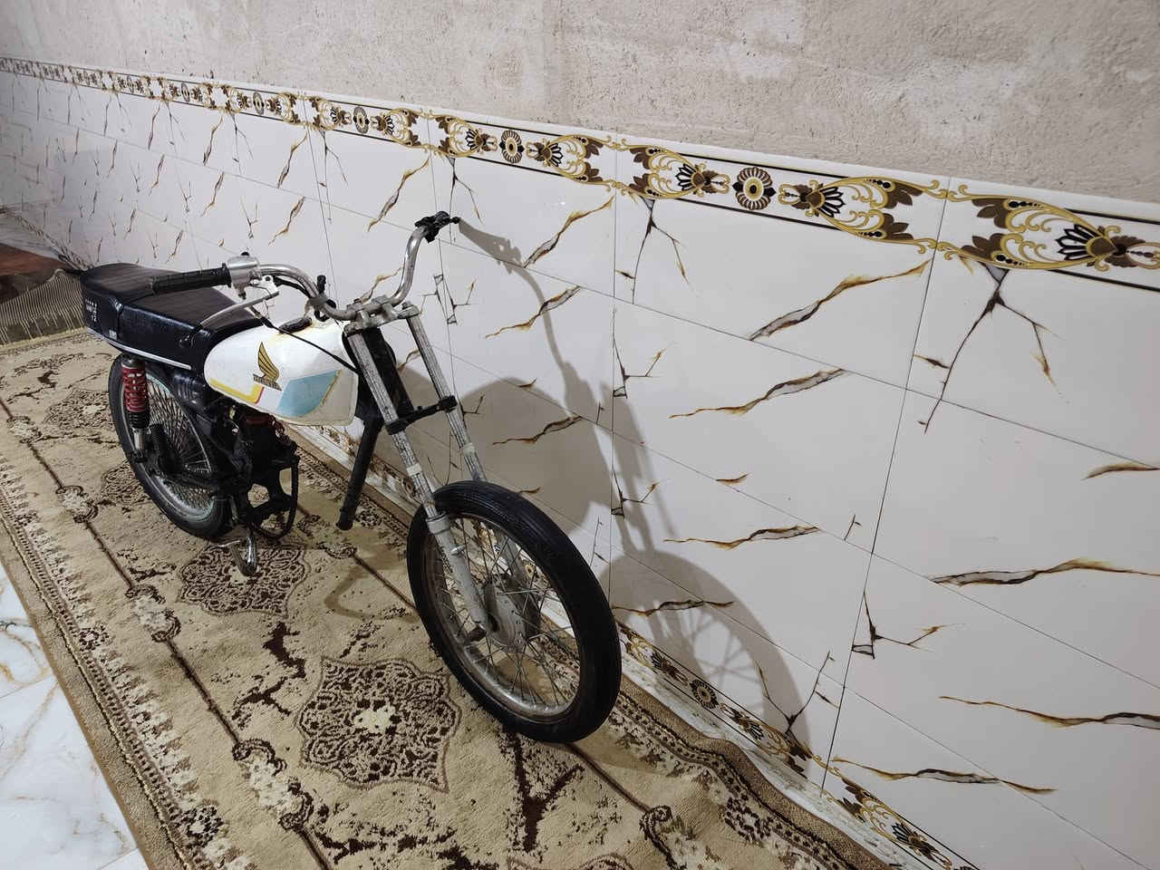 السلام عليكم دراجه للبيع اوسه بس محرك دراجه كلك دبلات وشاصي ودني فول تايرات جددن المكان الديوانيه قبائل مناويه سعرها 150 وبيها مجال للطيبين الرقم***********
