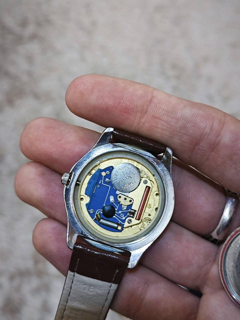 السلام عليكم
ساعة تيسوت سويسري أصلي 
أنتاج قديم 
سير جلد 
قطر متوسط 
نافدة تاريخ شهري 
الساعة نظافة تامه 
ماكنه سويسري أصلي 
السعر 70 الف وبيها مجال للشراي 
للتواصل واتساب أو الاتصال على الرقم 
***********
