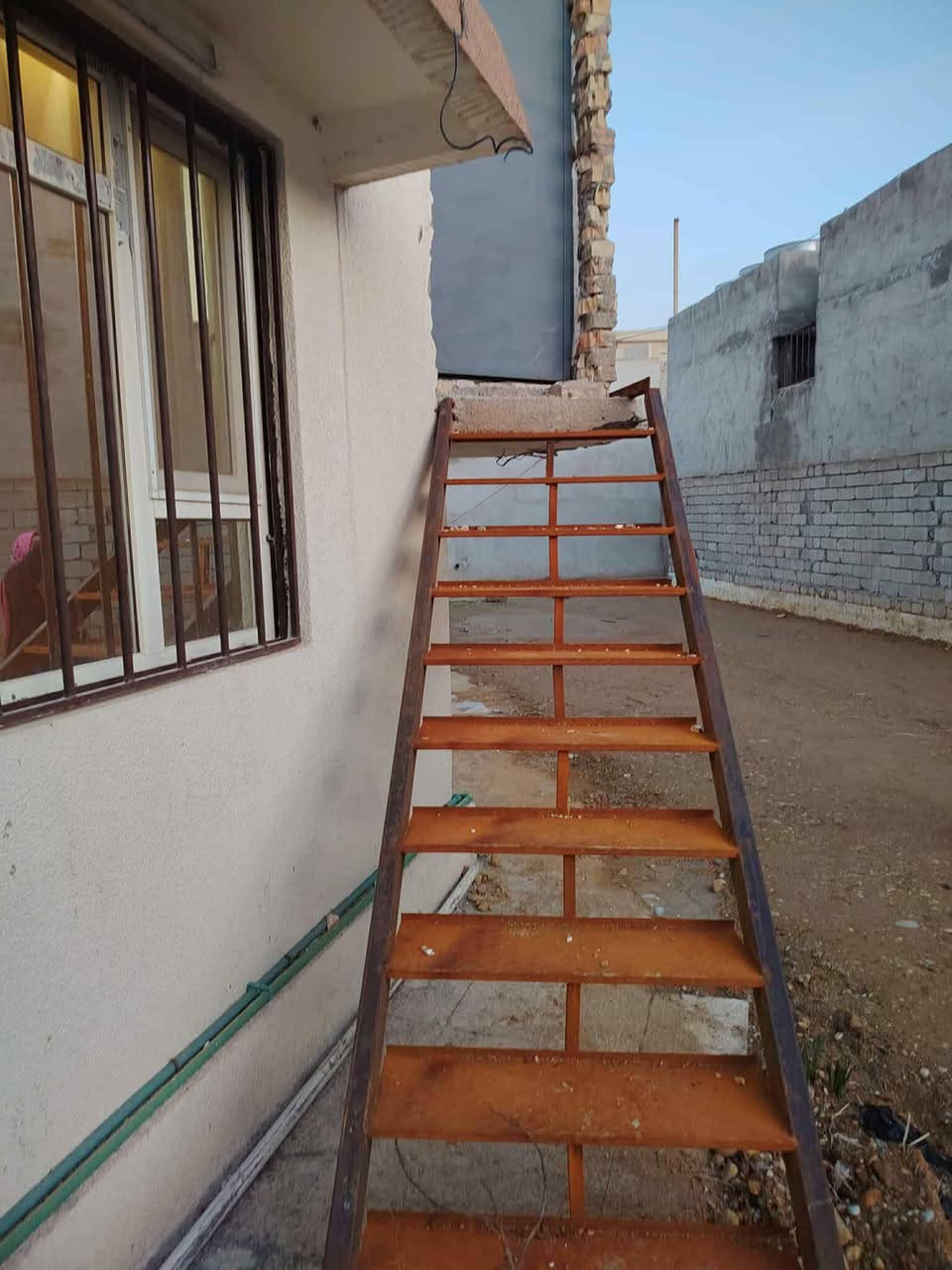 #شقه_للإيجار_في_حي_الملايين_الاولى
“مع #مكتب_علي_المجو_الحمداني… عقارات للإيجار للبيع تجمع بين الموقع المميز والسعر المناسب، بالخبرة والأمان التي تستحق ثقتك. 

🪧نوع العقار : شقه سكنية 

📍العنوان : حي الملايين الاولى

📐 المساحة : 120م

📋التفاصيل: غرفتين مطبخ خدمات ممر سطحين 

#بدل_الإيجار_190الف قفل 
✍️ملاحظه:  مطلوب عائله صغيره 

في خدمتكم دائماً، نستقبل عروضكم وطلباتكم بكل اهتمام ونقدم أحدث العروض للبيع والإيجار.
جاهزون دائماً لتلبية طلباتكم وتقديم أجدد الفرص للبيع والإيجار.


**إذا كنت صاحب هذا الإعلان وتريد حذفه لأي سبب، رجاءا أرسل رسالة إلى الدعم الفني**