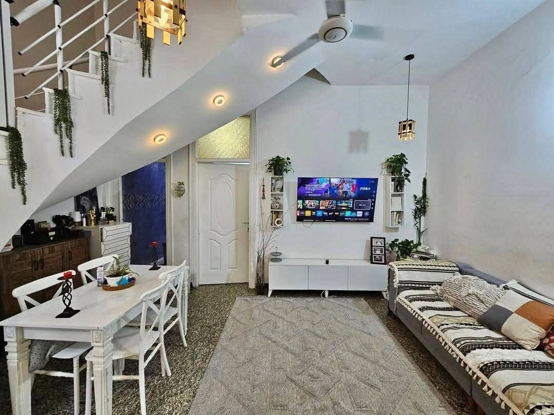 🏘️دار للبيــــــــــع #بـــنـــاء حـــديــث #درجـــة #أولــى 

فـٓــــي حـــــــي #الـــصــــحــــه قــــرب #الـــمــدهــــش 

_________________
المساحــــــة // 100م  #طابـــــو  #زراعــــي  #ســــنـــد 25
الواجهــــــــــة // 5.5م
النـــــــــــــــــزال // 18.2م 
_________________
🏗️🧱#الطابــــــــــــــق #الأرضـــــــــــــي

 وصالــــــــــة وهـــــــــــول ومطبـــــــــخ ومجـمــــــــع صحيـــــــــات ومــنـــاور وكــــراج #ســـيــاره 

🏗️🧱#الطابــــــــــــــق #الثانــــــــــــــــي

غرفتيــــــــــن. نـــوم وهـــــــــــول ومجـمــــــــع صحيـــــــــــات ...

#الـــطـــابــــق #الـــثـــالــث 

#بـيـتـــونــه 
_________________
___________________
للأستفســـــــار عــــــن السعــــــــر يرجـــــــىٰ تـــــــرگ تعليـــــق (السعـــــــــر) #وسيتــــــم #الـــــرد 
__________________

#مكتـــــــــب
                🏘️أمــــــــلاك بابــــــــل للعقـــــــار🏘️
#الكــــــــائن

☎️ *********** واتساب☎️‏‪***********‬‏ واتساب
    شارع_الكرامة_قرب_الضريبة_مقابل_التخطيط_العمراني
        
_____________________________________________
