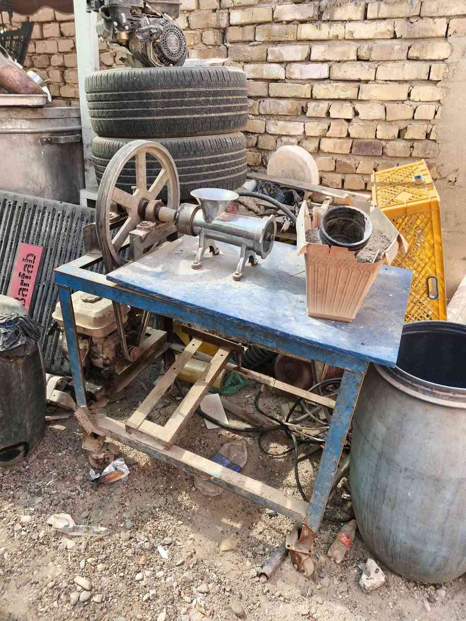 عجانة كهربائية  تاخذ من ٢٥ الى 30 كيلو ب250 الف
مثرامة لحم سل ستيل غذائي بانزين بس الدنبر رايدلة تصليح ب180 الف 
ميز مكتب ويرهم كاشير كبرة 140 جديد ستخدام شهر بس ب115  عنواني الحسينية السكلات ال١٢ 
***********
