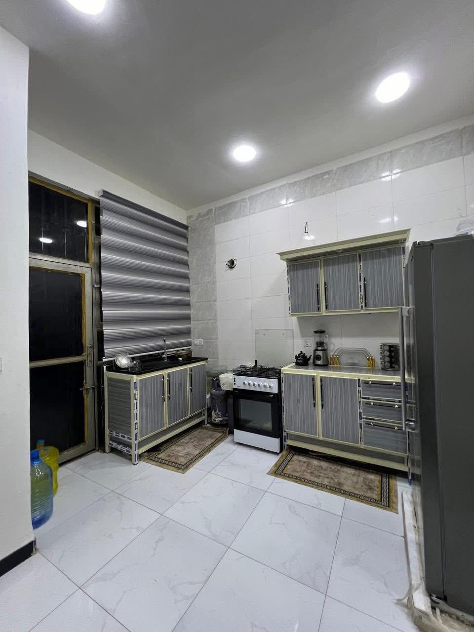 السلام عليكم بيت 60 متر تجاري على شارع الضغط الدوره حي دجله +تشجير يحتوي على محل +مشتملان منفصلان درج خارجي  بناء جديد تنازل شركه كل مشتمل غرفه صاله مطبخ وصحيات بيت كامل السعر 120 بي مجال بصيط 
 اخوان البيت تريد سكن تريد استثماره اقل شي بلشهر مليون و100 وكدام البيت الك 100 متر حديقه سند 25 
***********
