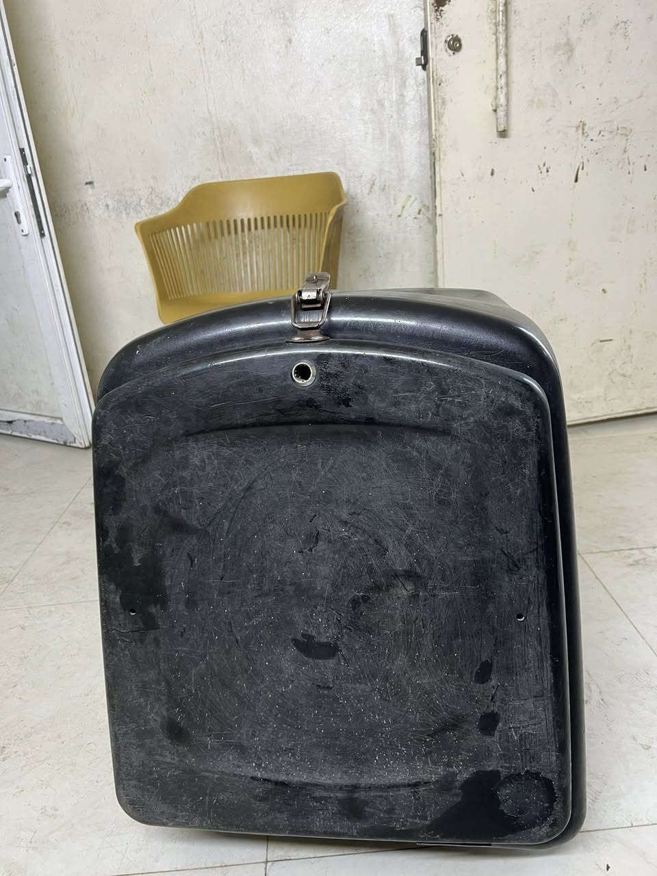 صندوق دلفري مستعمل نضيف للبيع
سعر الصندوق ٢٥ وبيه مجال بسيط 

للتواصل ***********
