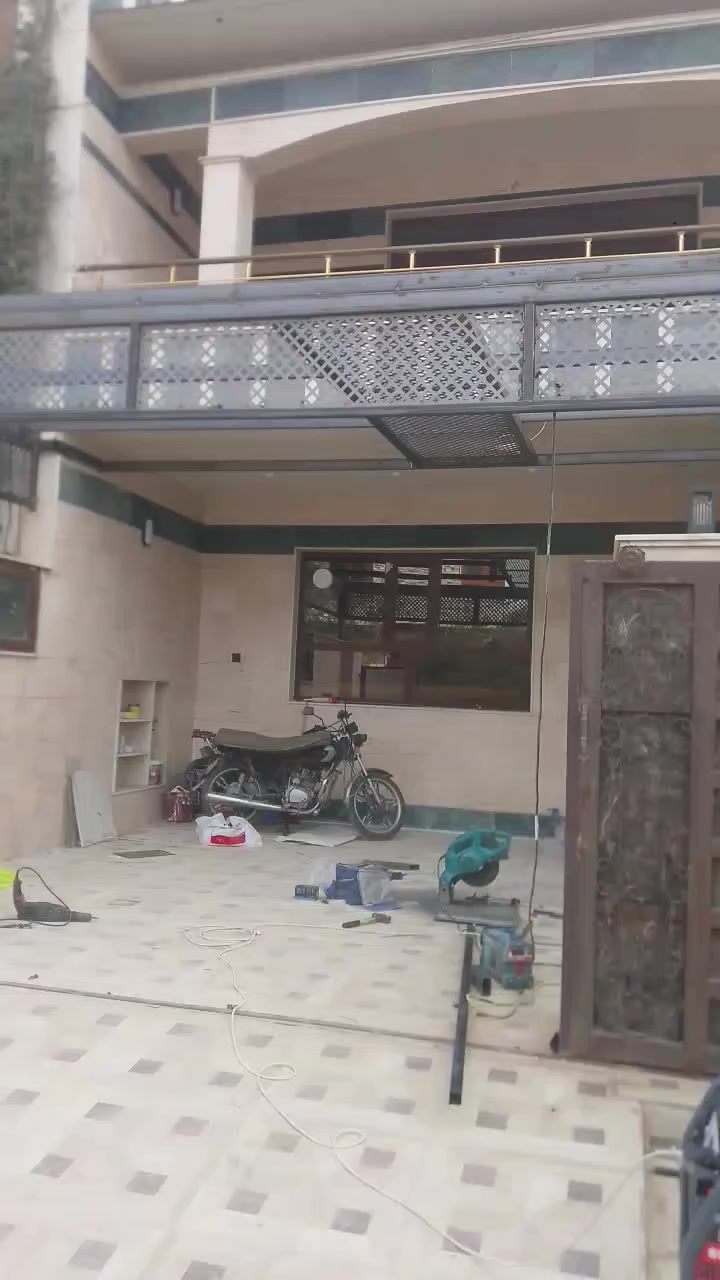 يوجد كادر ترميم وصيانة البيوت تفليش تاسيس ماء ومجاري فتح المجاري تحويل الشرقي الى  غربي ربط المغاسل بأنواعها ربط الكيزر الغاز والكهرباء لباد فلانكوت صب صبغ حداده لبخ تبديل الخلاط العاطل وصيانة الكهرباء سيراميك مرمر عمل السقوف الثانوي والمغربي وعمل المناقل المنزليه وكل مايخص الصيانه المنزليه للاستفسار الاتصال على الرقم يوجد وتساب ***********
