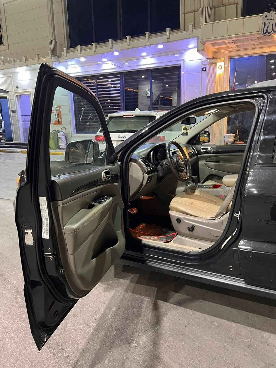 للبيع جيب لاريدو موديل ١١ رقم بغداد حادثها بنيد فقط وبيه شخوط ورشيتهن ٣قطع الباقي كفاله عامه تحويل ثاني يوم سنويه جديده مكينه كير حداديه تبريد مكان السياره ميسان لاتصال ***********السعر ١٤٤
